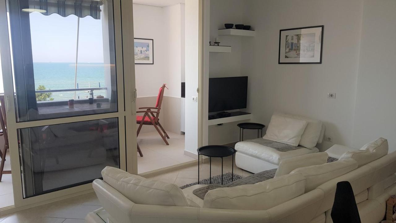 M&I Beach Apartment With Sea View Durres Ngoại thất bức ảnh