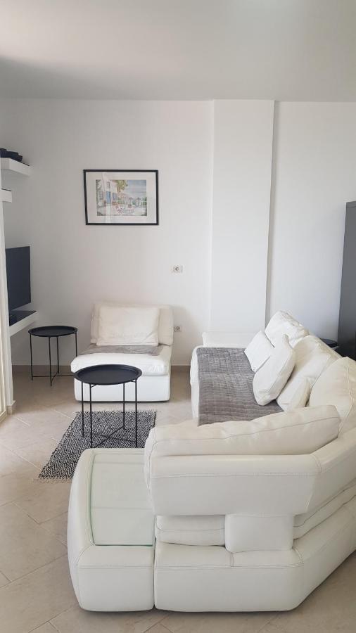 M&I Beach Apartment With Sea View Durres Ngoại thất bức ảnh