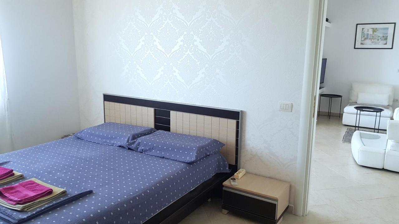 M&I Beach Apartment With Sea View Durres Ngoại thất bức ảnh